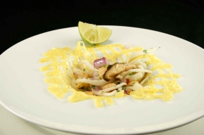 tussengerecht - Egg nets, gevuld met garnalen, St.Jacobsschelpen en shii-take met Thaise vissaus