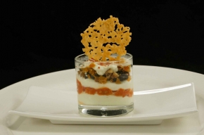 amuse - Geitenkaas met gedroogde tomaten en vruchten en een kletskop van harde geitenkaas