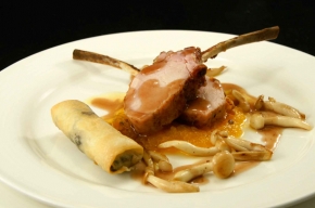 hoofdgerecht - Speenvarkencarre met zoetzure pompoentapenade en loempia met rijst