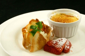 dessert - Creme brulee van limoncello, aardbeitjes en yoghurtijs met limoen