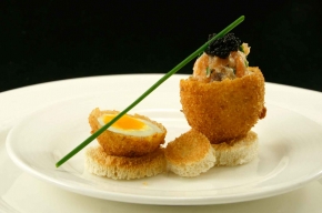 amuse - Gefrituurd zacht gekookt eitje met creme van zalm en kaviaar