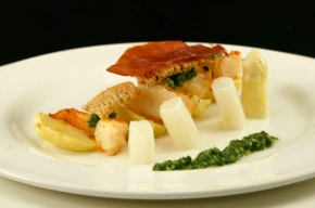tussengerecht - Gamba's met asperges, nieuwe aardappelen en Serranoham