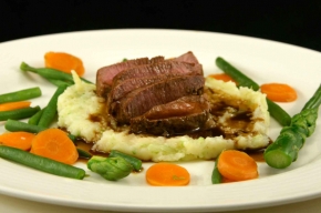 hoofdgerecht - Lamsfilet met kruiden, stamppotje van kool en zomergroenten