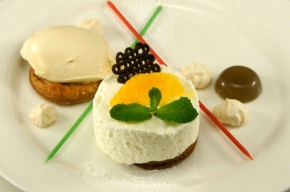 nagerecht - Bladerdeeg met mousse van citroenkwark, mintgel, sinaasappel, meringue en ijs van boterbabbelaars