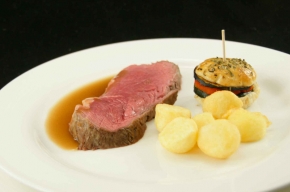 hoofdgerecht - Provencaalse entrecote met tijmsaus, tompouce van  groenten en Parijse aardappels