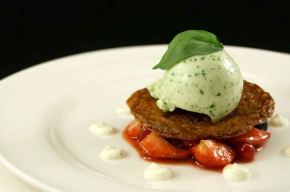 dessert - Dessert van rood fruit, peperkletskop, basilicumijs en saus van creme fraiche