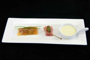 amuse - Transparante cannelloni van tonijn met kalfstartaar en kappertjes