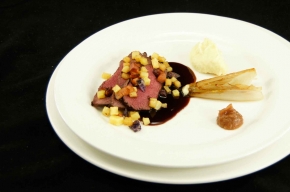 hoofdgerecht - Hertenkalffilet met portsaus, aardappelcrunch, pastinaakpuree, dadelcreme en gekarameliseerde witlof