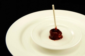 amuse - Lolly van eendenlever en rode biet