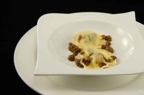 voorgerecht - Ravioli van geitenkaas met salie en kastanje, warme vinaigrette van kastanjes