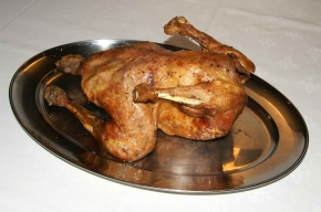 hoofdgerecht - Gevulde kalkoen, geroosterde aardappelen, geroosterde groenten en een sinaasappelportsaus