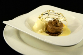 nagerecht - Marsepein met chocolademousse, saus van vanille en roomijs van Grand Marnier