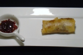 amuse - Mini loempia met geconfijte eendenbout met sinaasappel-uiencompote