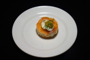 voorgerecht - Taartje van forelmousse met gerookte zalm en kwarteleitje