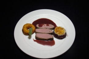 hoofdgerecht - Rugfilet van wildzwijn, tarte tatin van rode kool en aardappeldonut