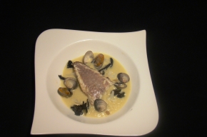 voorgerecht - Gebakken zeebaars met kokkels in een bloemkoolsaus