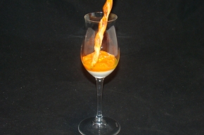 amuse - Glaasje met geitenkaasmousse met paprikagelei en bladerdeegstengel