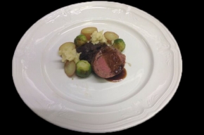 hoofdgerecht - Rouleau van hert, hertenstoof, pastinaakcrème, spruitjes, gekonfijte aardappelen en een rode portsaus