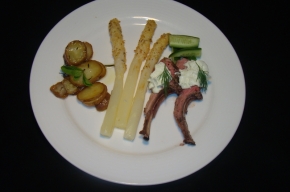 hoofdgerecht - Lamskoteletjes op Turkse wijze, krokante asperges met sumak, gebakken aardappel en cacik schuim