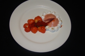 nagerecht - Aardbeienijs en Italiaans schuim met een lavastroom van aardbeiensaus en aardbeien