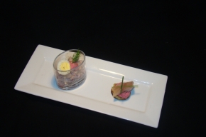 amuse - Poffertje met bietenmousse en haring en een glaasje met bietensalade
