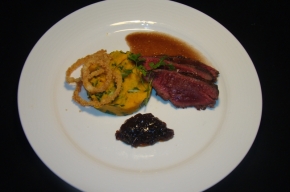 hoofdgerecht - Struisvogelfilet met paksoistamp, saus van rode wijn en uiencompote en krokante uienring