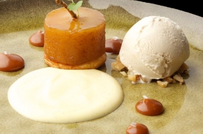 dessert - In Chai gepocheerde appel met zoute karamel en walnotenijs