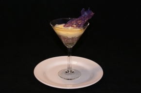 amuse - Cocktailglaasje met steak tartaar, lauwwarme eierschuim en truffelaardappelpapier