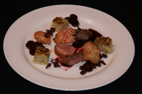 hoofdgerecht - Filet van tamme eend met rode biet, aardappeltaart en sinaasappel portsaus