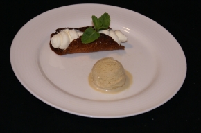 dessert - Cannoli met witte chocoladecreme en koffieijs