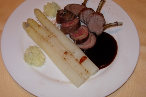hoofdgerecht - Lamsrack en lamsfilet met een sjalottenpepersaus en asperges