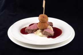 hoofdgerecht - Kalfshaas met rode wijn-portsaus, witlof balletje met knolselderijpuree