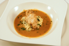 tussengerecht - Zeeduivel met een rivierkreeftensaus op een bedje van citroenbasilicumspaghetti