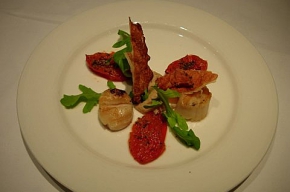 voorgerecht - Sint-Jacobsmosselen en krokant gebakken prosciutto met geroosterde tomaten en witte bonenpuree