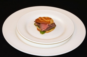 amuse - Soesje met rosbief en mierikswortelroom