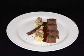 hoofdgerecht - Gebraden hazenrug met gegratineerde selderij, mousseline van selderij, gesmoorde walnoot en een jus met vadouvan