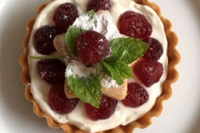 nagerecht - Taartje met een vulling van hangop, gekonfijte cranberry's en stukjes witte chocolade