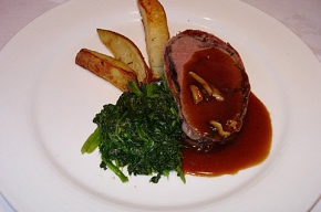 hoofdgerecht - Gebraden runderfilet, gerold in kruiden, eekhoorntjesbrood en parmaham