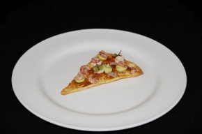 amuse - Hartig wentelteefje met zalmmousse , avocado en garnaaltje