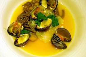 soep - Heldere bouillon van gember met carpaccio van langoustines