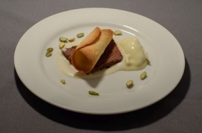 nagerecht - Chocolademarquise met creme anglaise, sinaasappelsorbet, pistachenoten & amandeltuilles.