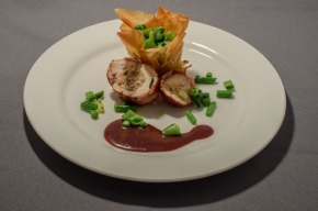 hoofdgerecht - Gevulde parelhoenfilet met een aardappelkrokantje en een korfje groene groenten