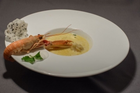 soep - Gele currysoep met gyoza van rivierkreeftjes, langoustine en sesamkroepoek