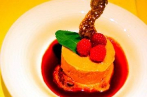 nagerecht - IJssoufflé met frambozen en hazelnoten kletskop