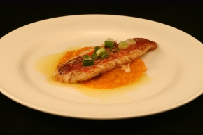 tussengerecht - Gebakken rode mulfilet, aïoli van zoete aardappel