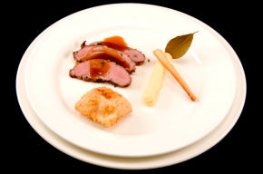 hoofdgerecht - Gebraden wildzwijnfilet met pastinaakmousseline en zuurkoolloempia met laurierjus