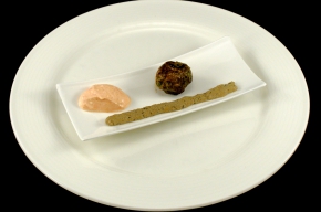 amuse - Lamsgehaktballetje met tandoori-yoghurt en auberginemousse