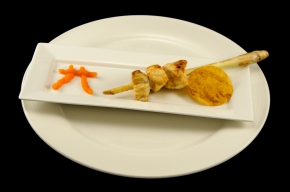tussengerecht - Gemarineerde zeeduivel met wortelcrème en kerriekoekje