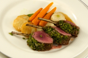 hoofdgerecht - Gepersilleerde lamskroon met botergroente, meirapenpuree, tijmjus en pesto