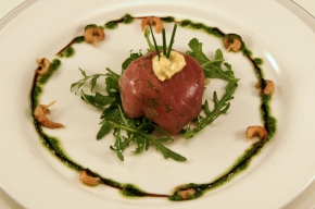 voorgerecht - Praline van gemarineerde tonijn met garnaaltjes, notensla en kerriemayonaise